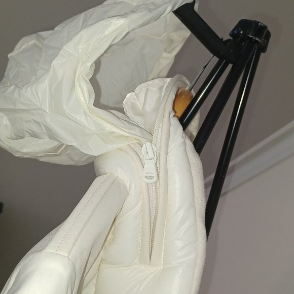 Guess White Puffer Coat with hood - Picture 7 of 7